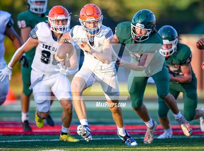 Thumbnail 3 in The Woodlands (green) vs Grand Oaks (blue) photogallery.