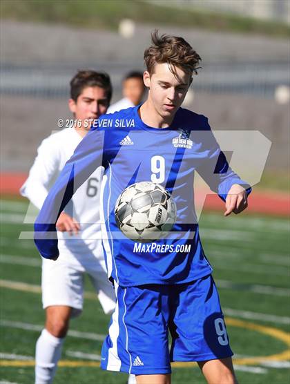 Thumbnail 3 in San Diego vs. Westview (25th Annual San Diego Holiday Tournament) photogallery.