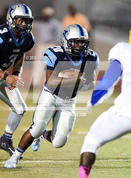 Thumbnail 3 in Lee vs. Jemison photogallery.