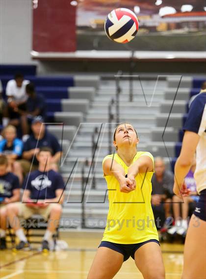 Thumbnail 2 in Aquinas vs. Blue Springs photogallery.