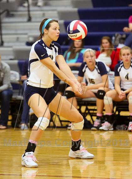 Thumbnail 3 in Aquinas vs. Blue Springs photogallery.