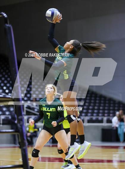 Thumbnail 1 in Blum vs. Fayetteville (UIL Volleyball 1A Finals) photogallery.