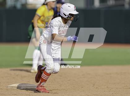 Thumbnail 3 in Coahoma vs. Lexington (UIL Softball 3A D2 Final) photogallery.