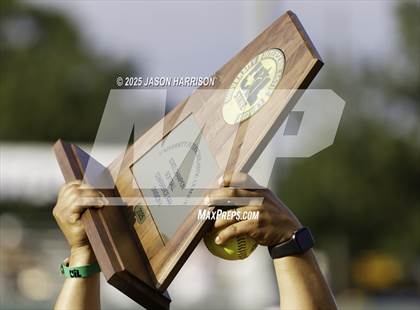 Thumbnail 1 in Coahoma vs. Lexington (UIL Softball 3A D2 Final) photogallery.