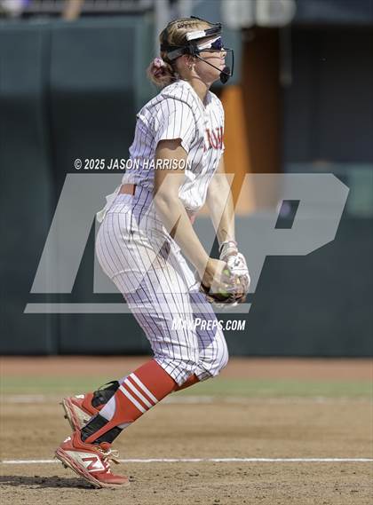 Thumbnail 3 in Coahoma vs. Lexington (UIL Softball 3A D2 Final) photogallery.
