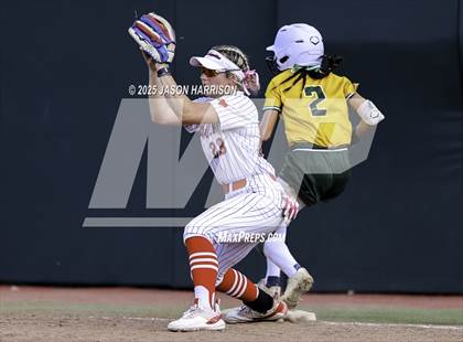 Thumbnail 3 in Coahoma vs. Lexington (UIL Softball 3A D2 Final) photogallery.