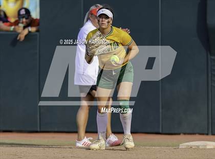 Thumbnail 1 in Coahoma vs. Lexington (UIL Softball 3A D2 Final) photogallery.