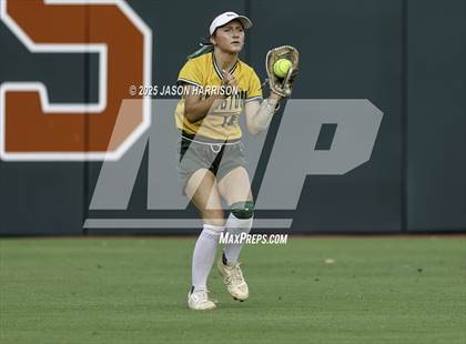 Thumbnail 3 in Coahoma vs. Lexington (UIL Softball 3A D2 Final) photogallery.
