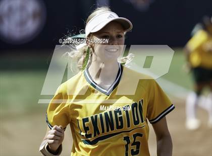 Thumbnail 2 in Coahoma vs. Lexington (UIL Softball 3A D2 Final) photogallery.