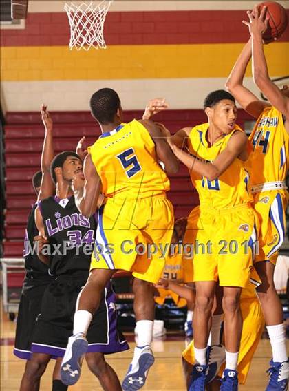 Thumbnail 3 in Crenshaw vs. Eastside (SFV Invitational) photogallery.