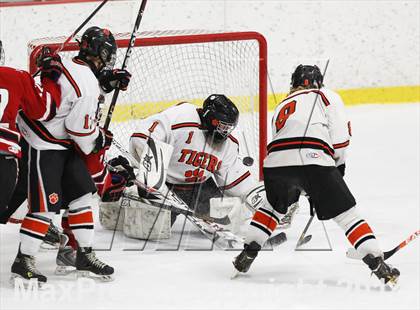 Thumbnail 2 in Ridgefield vs. New Canaan (FCIAC Semifinal) photogallery.