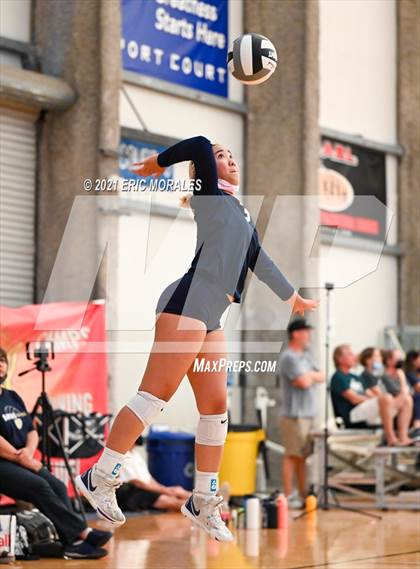 Thumbnail 2 in Flintridge Sacred Heart vs Bonita Vista (Southern California Invitational) photogallery.