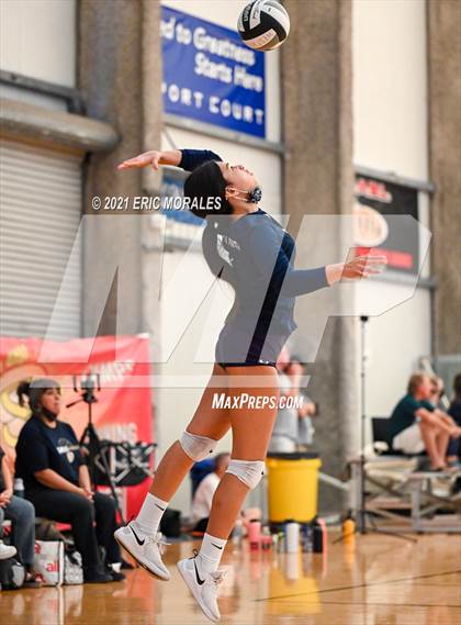 Thumbnail 2 in Flintridge Sacred Heart vs Bonita Vista (Southern California Invitational) photogallery.