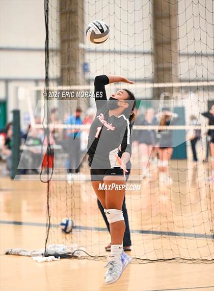 Thumbnail 2 in Flintridge Sacred Heart vs Bonita Vista (Southern California Invitational) photogallery.