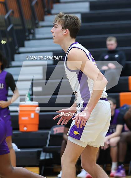 Thumbnail 2 in Gainesville vs. Guerin Catholic photogallery.