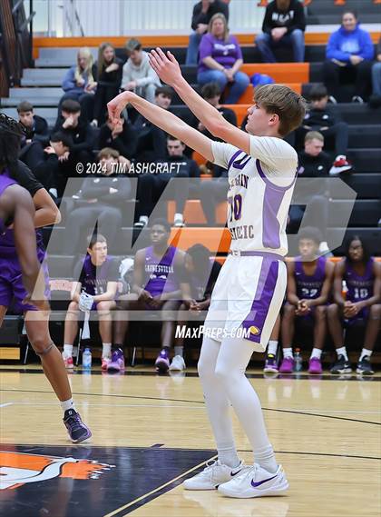 Thumbnail 1 in Gainesville vs. Guerin Catholic photogallery.