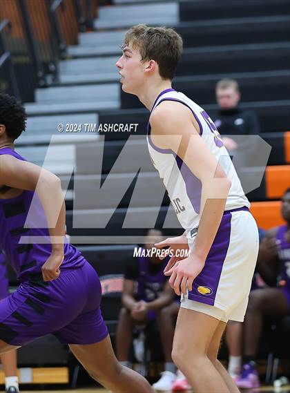 Thumbnail 1 in Gainesville vs. Guerin Catholic photogallery.