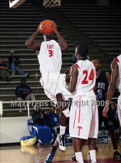 Thumbnail 1 in Dekaney vs. Taft (McDonalds Texas Invitational) photogallery.