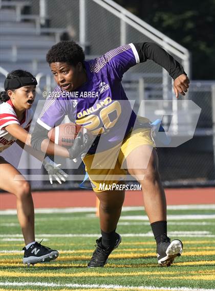 Thumbnail 2 in Oakland Tech vs. Burlingame (Green and Gold Invitational-SRVHS) photogallery.