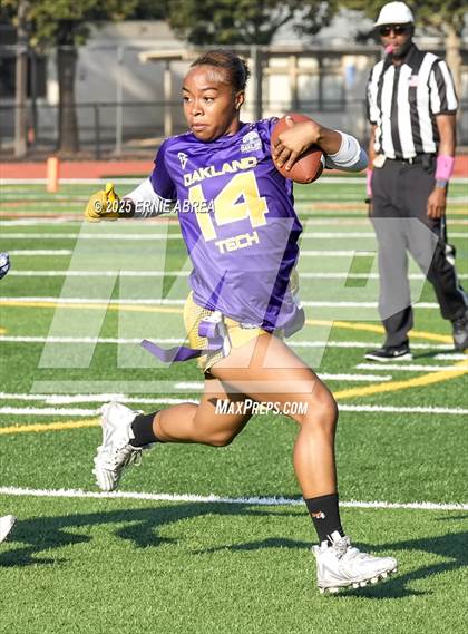 Thumbnail 2 in Oakland Tech vs. Burlingame (Green and Gold Invitational-SRVHS) photogallery.