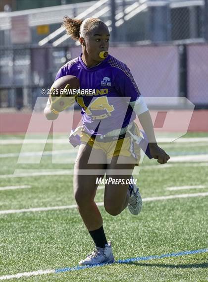 Thumbnail 2 in Oakland Tech vs. Burlingame (Green and Gold Invitational-SRVHS) photogallery.