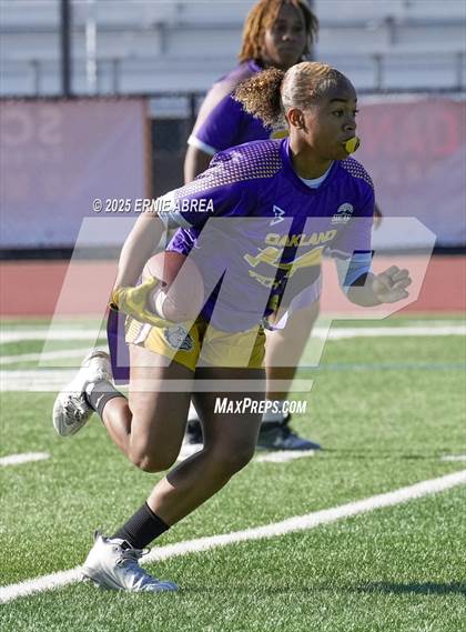 Thumbnail 2 in Oakland Tech vs. Burlingame (Green and Gold Invitational-SRVHS) photogallery.