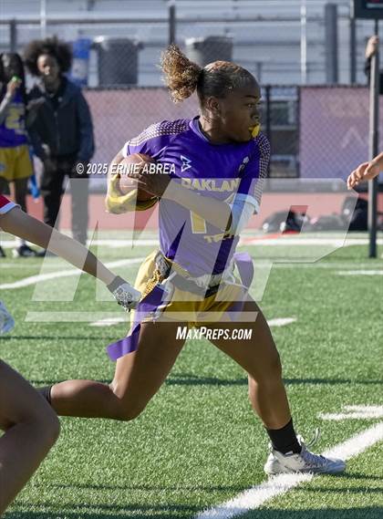 Thumbnail 2 in Oakland Tech vs. Burlingame (Green and Gold Invitational-SRVHS) photogallery.