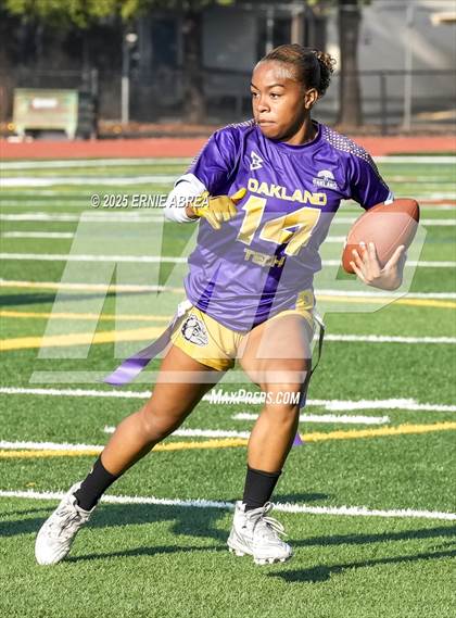 Thumbnail 1 in Oakland Tech vs. Burlingame (Green and Gold Invitational-SRVHS) photogallery.