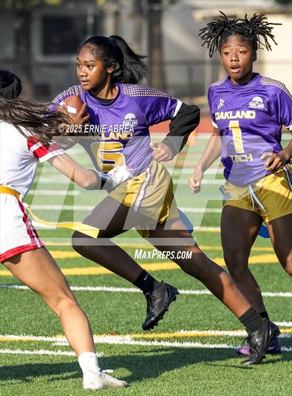 Thumbnail 3 in Oakland Tech vs. Burlingame (Green and Gold Invitational-SRVHS) photogallery.