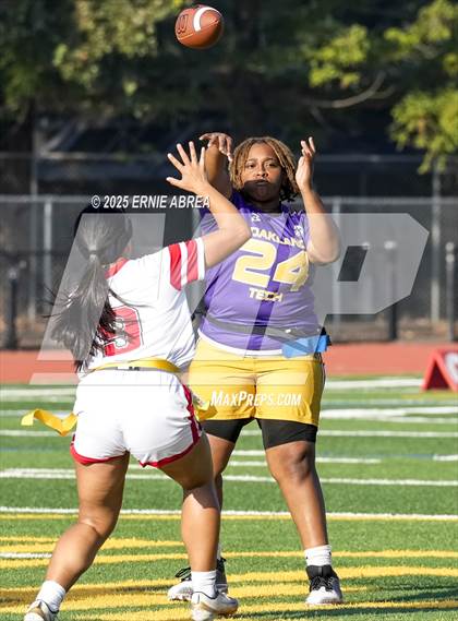 Thumbnail 1 in Oakland Tech vs. Burlingame (Green and Gold Invitational-SRVHS) photogallery.