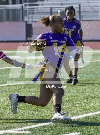 Thumbnail 2 in Oakland Tech vs. Burlingame (Green and Gold Invitational-SRVHS) photogallery.