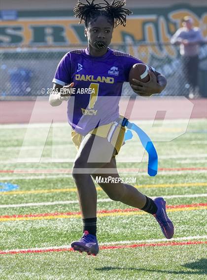 Thumbnail 3 in Oakland Tech vs. Burlingame (Green and Gold Invitational-SRVHS) photogallery.