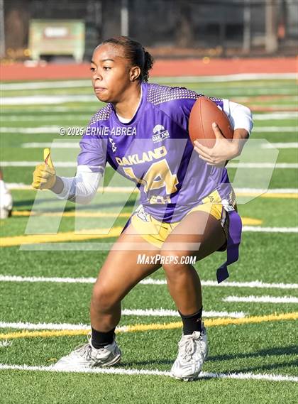 Thumbnail 2 in Oakland Tech vs. Burlingame (Green and Gold Invitational-SRVHS) photogallery.