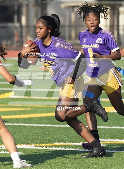 Thumbnail 2 in Oakland Tech vs. Burlingame (Green and Gold Invitational-SRVHS) photogallery.