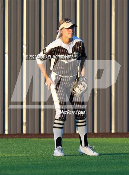 Thumbnail 2 in Royse City @ Rock Hill (UIL 5A Regional Final) photogallery.