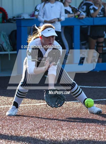 Thumbnail 1 in Royse City @ Rock Hill (UIL 5A Regional Final) photogallery.