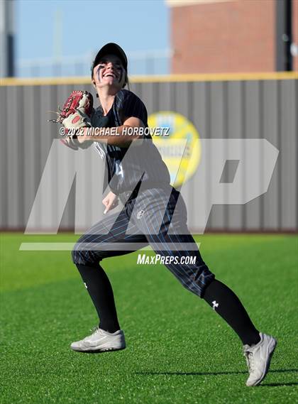Thumbnail 2 in Royse City @ Rock Hill (UIL 5A Regional Final) photogallery.