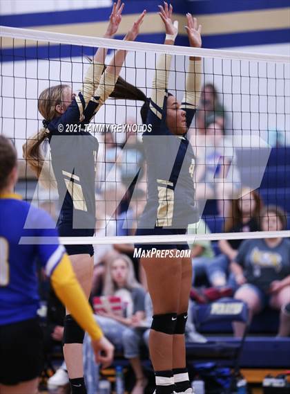 Thumbnail 2 in Bryson vs Perrin-Whitt photogallery.