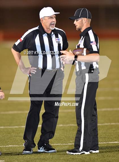 Thumbnail 2 in Edgewood vs. Holliday (UIL 3A Division 2 Region 2 Area Playoff) photogallery.