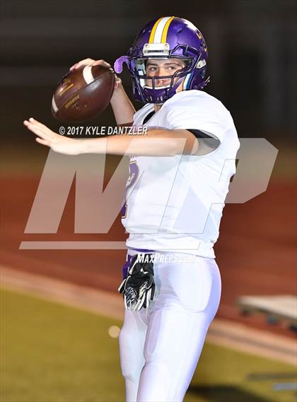 Thumbnail 2 in Edgewood vs. Holliday (UIL 3A Division 2 Region 2 Area Playoff) photogallery.