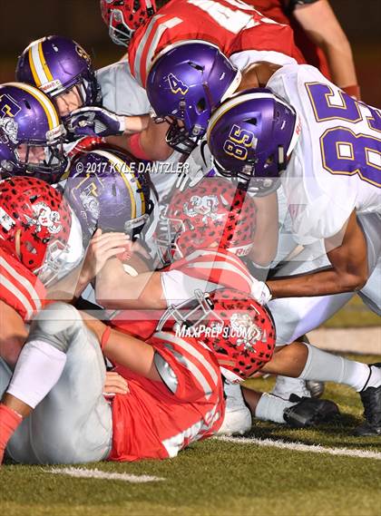 Thumbnail 1 in Edgewood vs. Holliday (UIL 3A Division 2 Region 2 Area Playoff) photogallery.