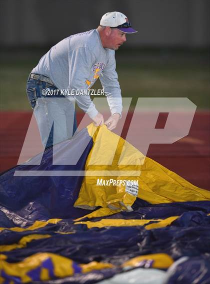 Thumbnail 2 in Edgewood vs. Holliday (UIL 3A Division 2 Region 2 Area Playoff) photogallery.