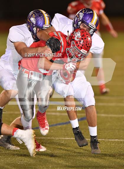 Thumbnail 3 in Edgewood vs. Holliday (UIL 3A Division 2 Region 2 Area Playoff) photogallery.