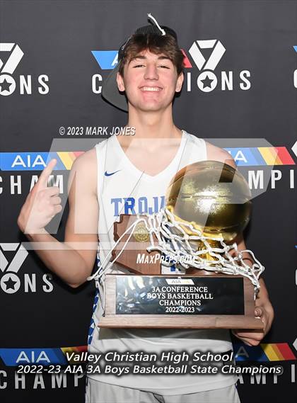 Thumbnail 1 in Monument Valley vs. Valley Christian (AIA 3A Final Awards) photogallery.
