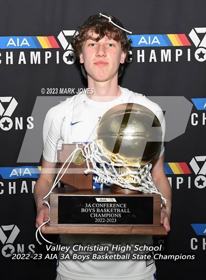 Thumbnail 2 in Monument Valley vs. Valley Christian (AIA 3A Final Awards) photogallery.