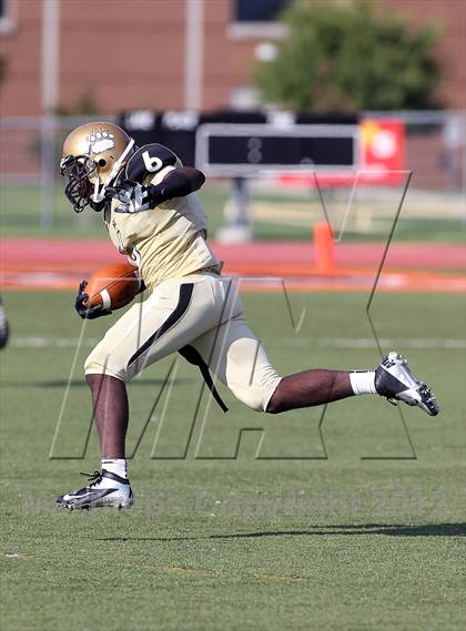 Thumbnail 1 in Seguin @ South Oak Cliff (Lone Star Football Classic) photogallery.