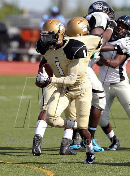 Thumbnail 2 in Seguin @ South Oak Cliff (Lone Star Football Classic) photogallery.