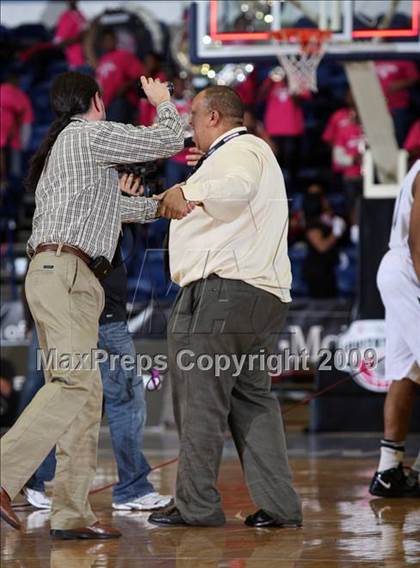 Thumbnail 2 in Winter Park vs Butler (T-Mobile Invitational) photogallery.