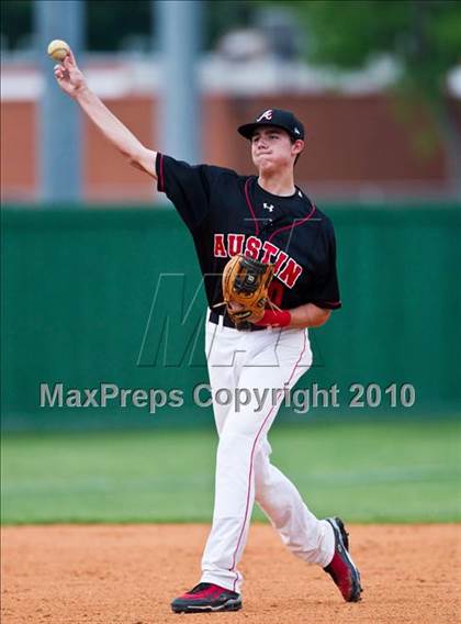 Thumbnail 2 in Lee vs Austin (Texas 5A Region III Playoffs) photogallery.