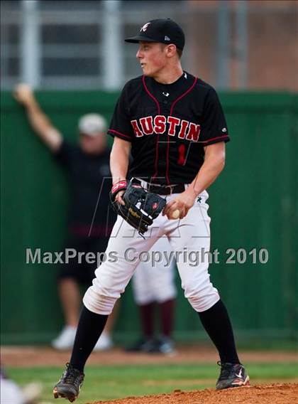 Thumbnail 2 in Lee vs Austin (Texas 5A Region III Playoffs) photogallery.